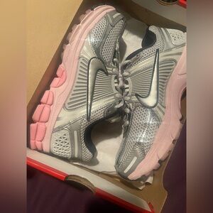 Nike Women's Gray and Pink VOMERO 5 *Pre loved*